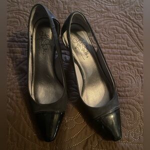 LifeStride size 5.5 black soft and patent dress heels.